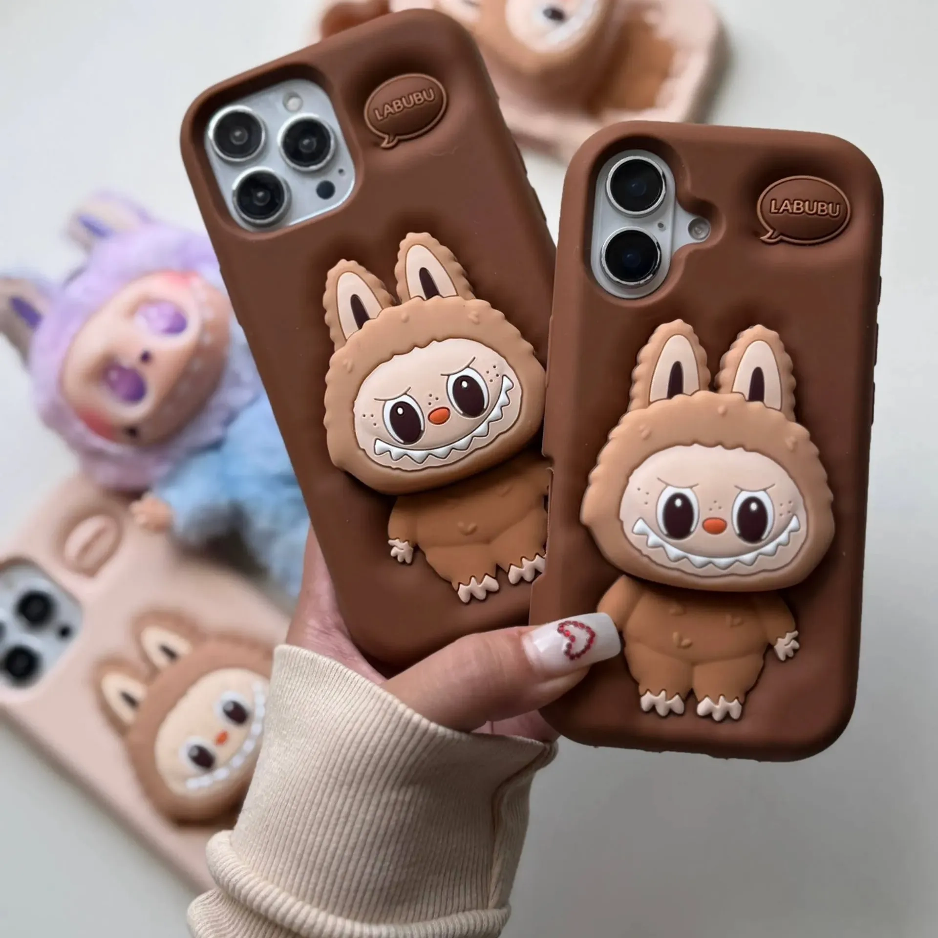 قاب سیلیکونی لبوبو عروسکی پاپ‌سوکت‌دار رنگ موکا و اسپرسو برای گوشی موبایل