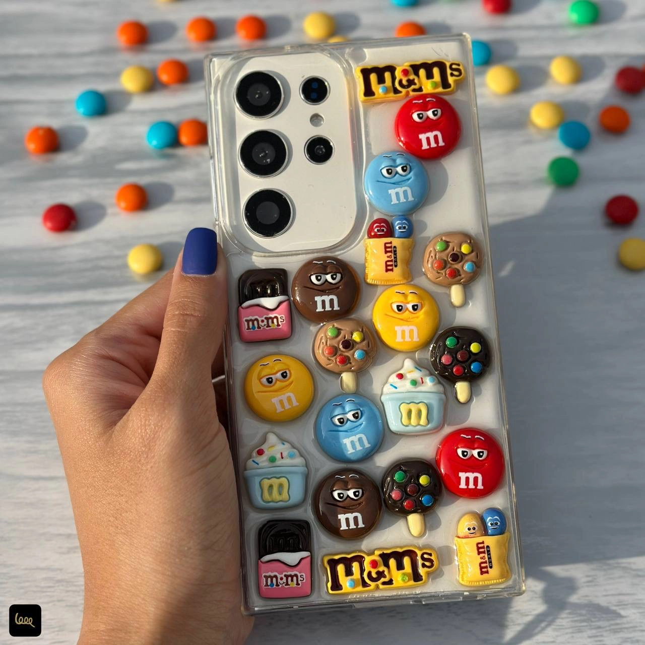 قاب گوشی سه‌بعدی طرح M&M رنگارنگ روی گوشی