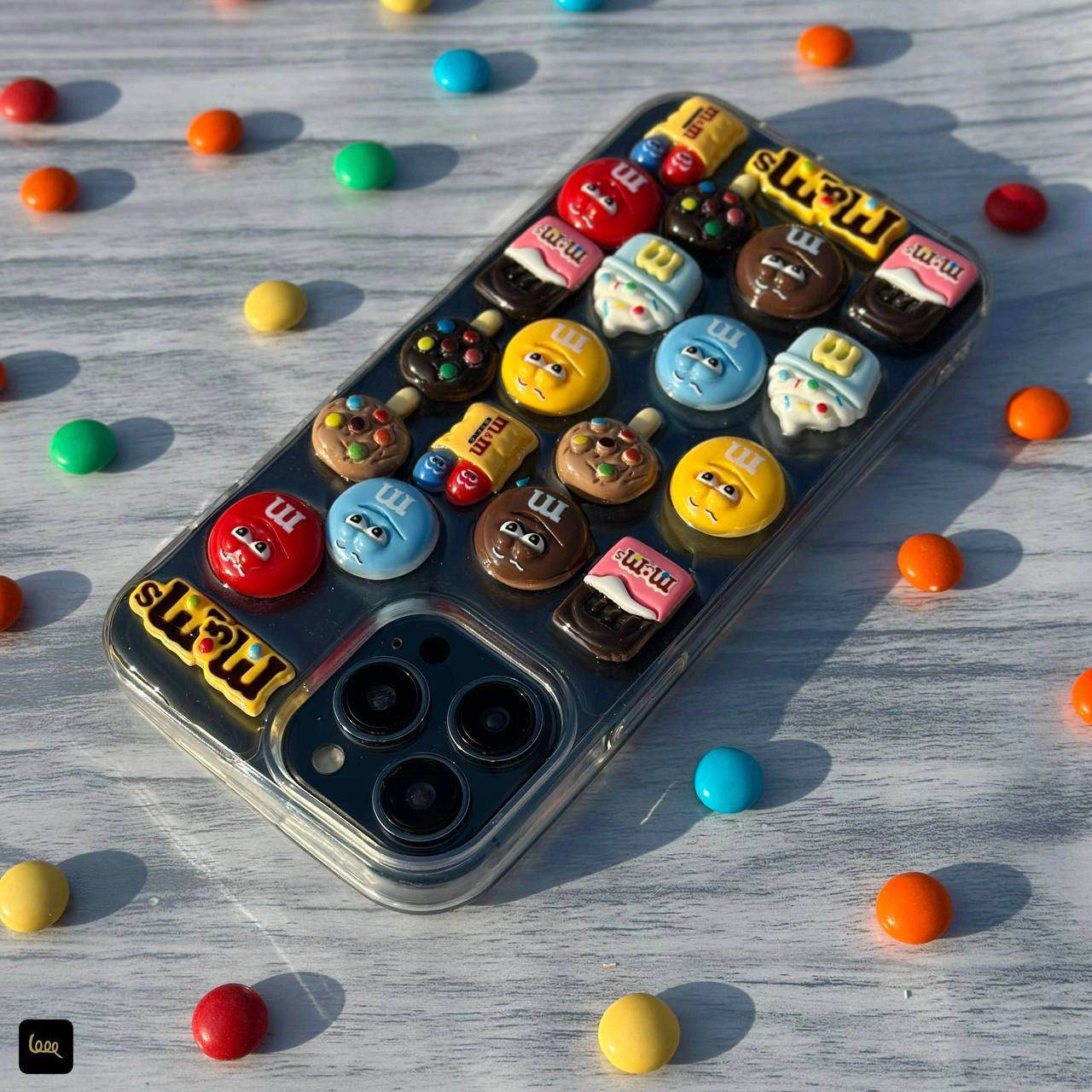 قاب گوشی سه‌بعدی طرح M&M رنگارنگ روی گوشی